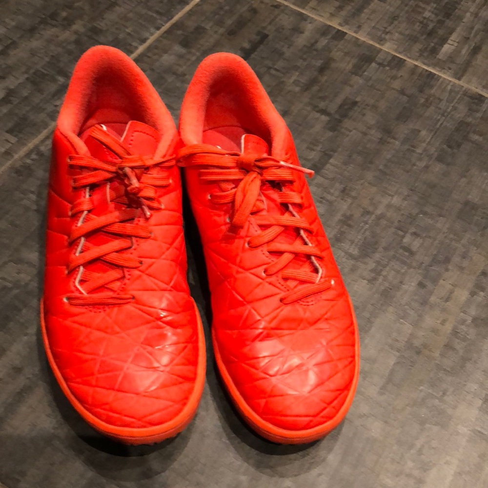 NIKE KIDS INDOOR SOCCER CLEATS!